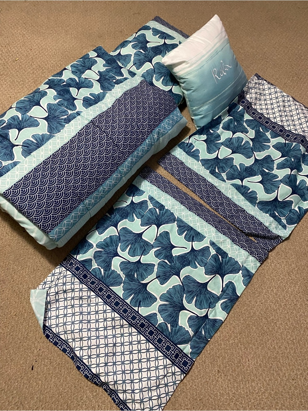 Blue Floral Pattern queen comforter w/ 2 matching shams & 2 match decor pillows - Picture 9 of 15